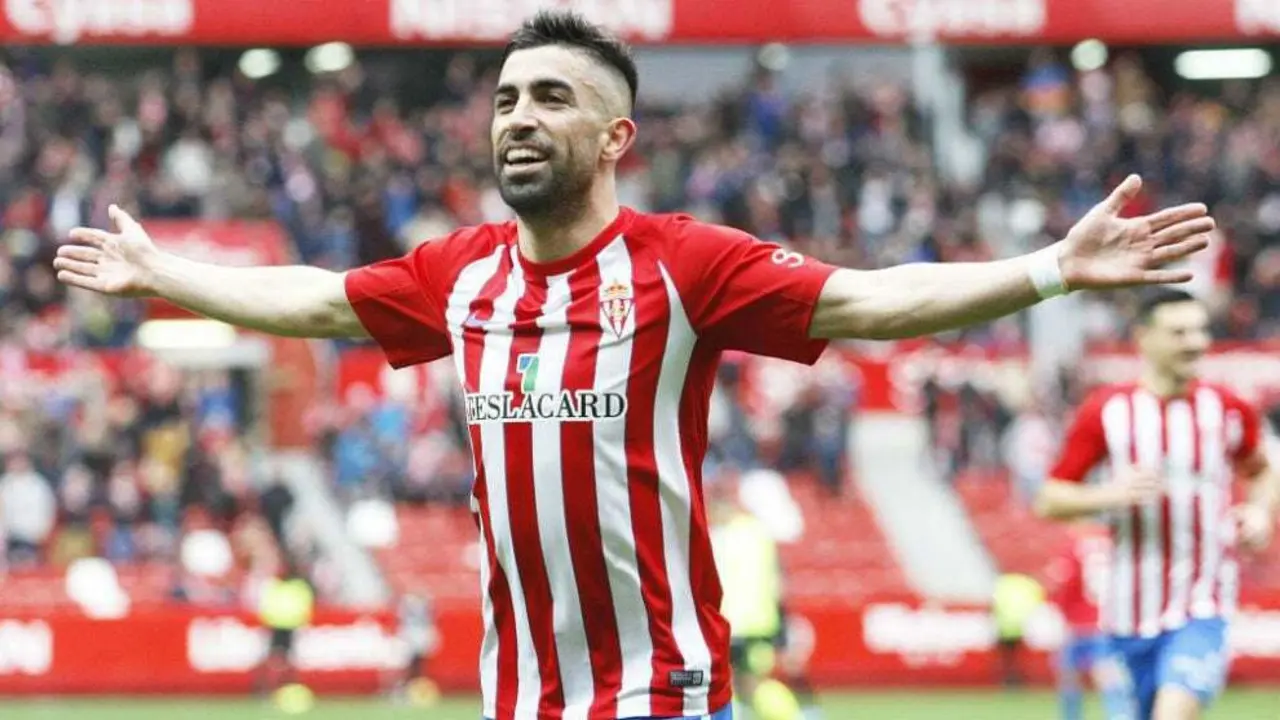 Michael Santos celebra un gol con la camiseta del Sporting de Gij&oacute;n | Foto: MARCA