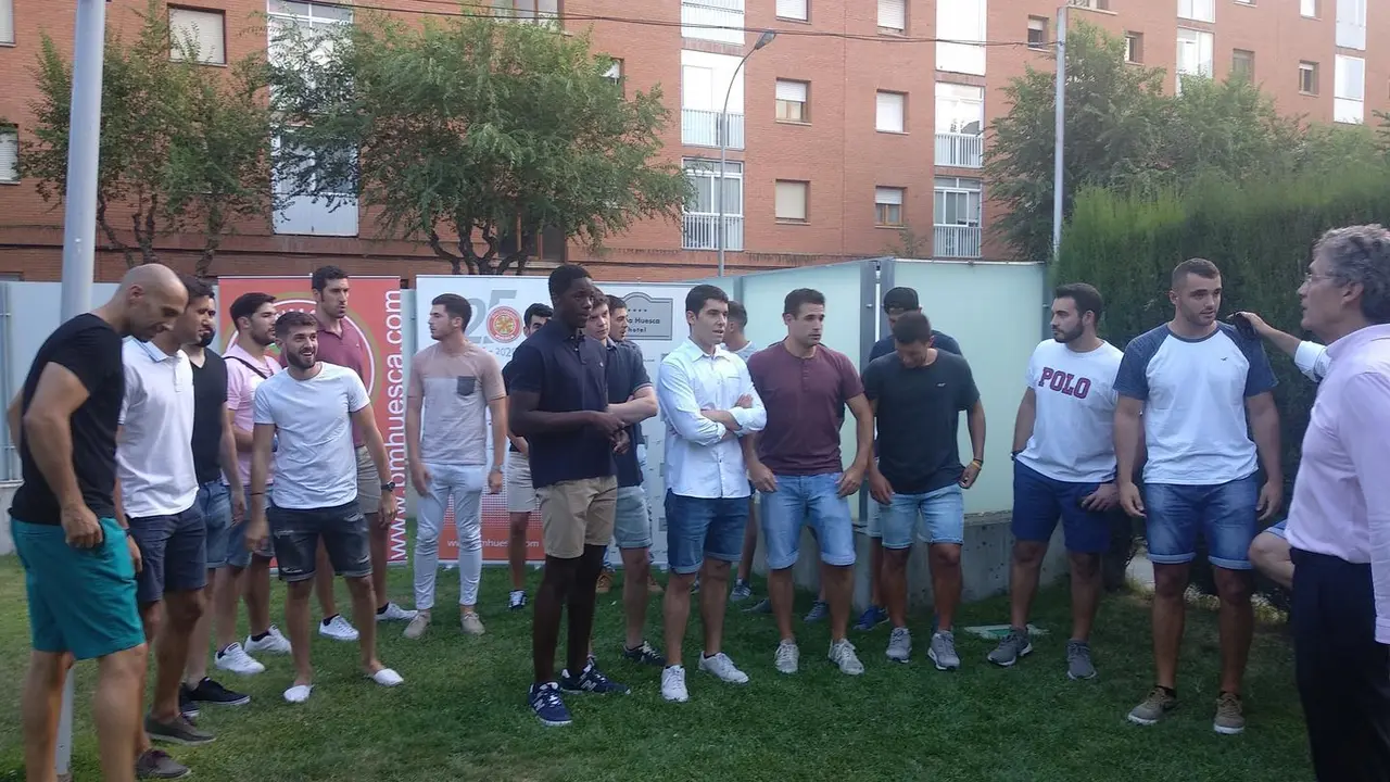 Pachi Gin&eacute; se dirige a la plantilla del Bada Huesca en la bienvenida a los jugadores. Foto: Sportaragon