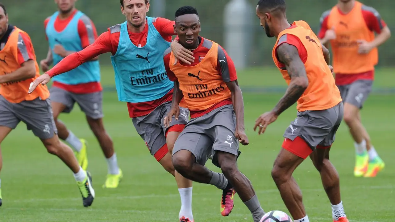Kelechi Nwakali y Nacho Monreal pelean por un bal&oacute;n en un entrenamiento del Arsenal