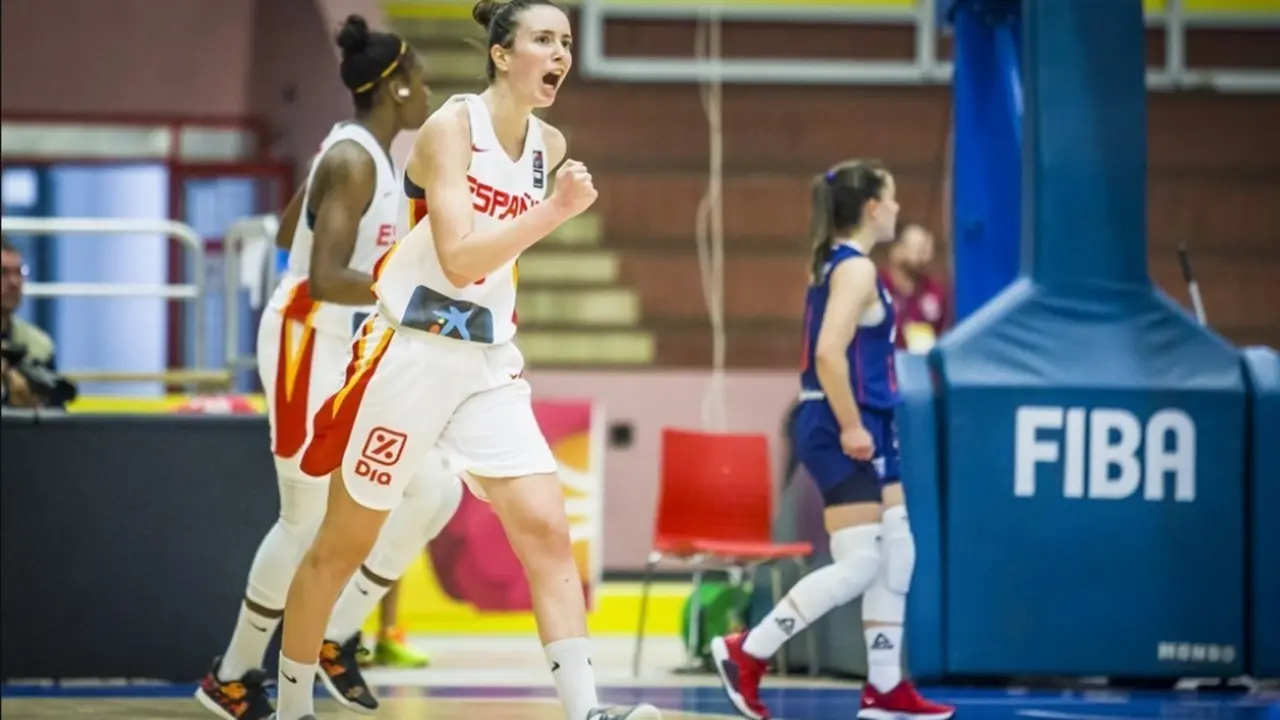 Aina Ayuso celebra una acci&oacute;n del partido de este domingo. Foto: FIBA