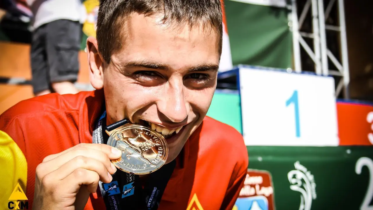 Dani Osanz muerde una de las medallas conseguidas en el mundial de Italia. Foto: Fedme