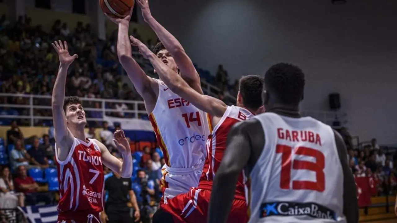 Jaime Pradilla se hace con un valioso rebote. Foto: FIBA