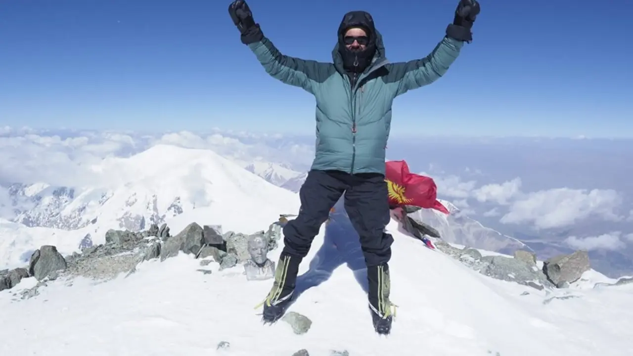 El socio de Monta&ntilde;eros de Arag&oacute;n Javier Camacho en la cima del pico Lenin a la que lleg&oacute; el 1 de agosto. Foto: FB Javier Camacho