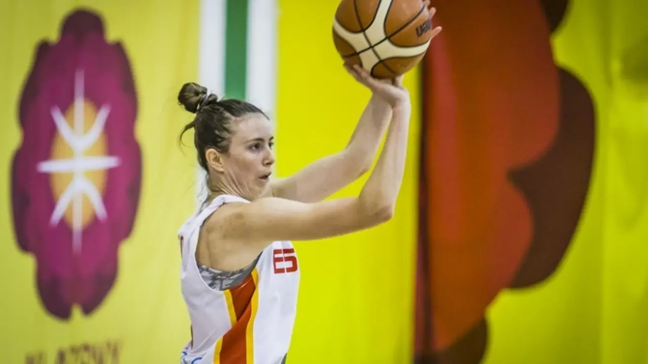 Aina Ayuso lanza en el partido de esta tarde ante Letonia. Foto: FIBA