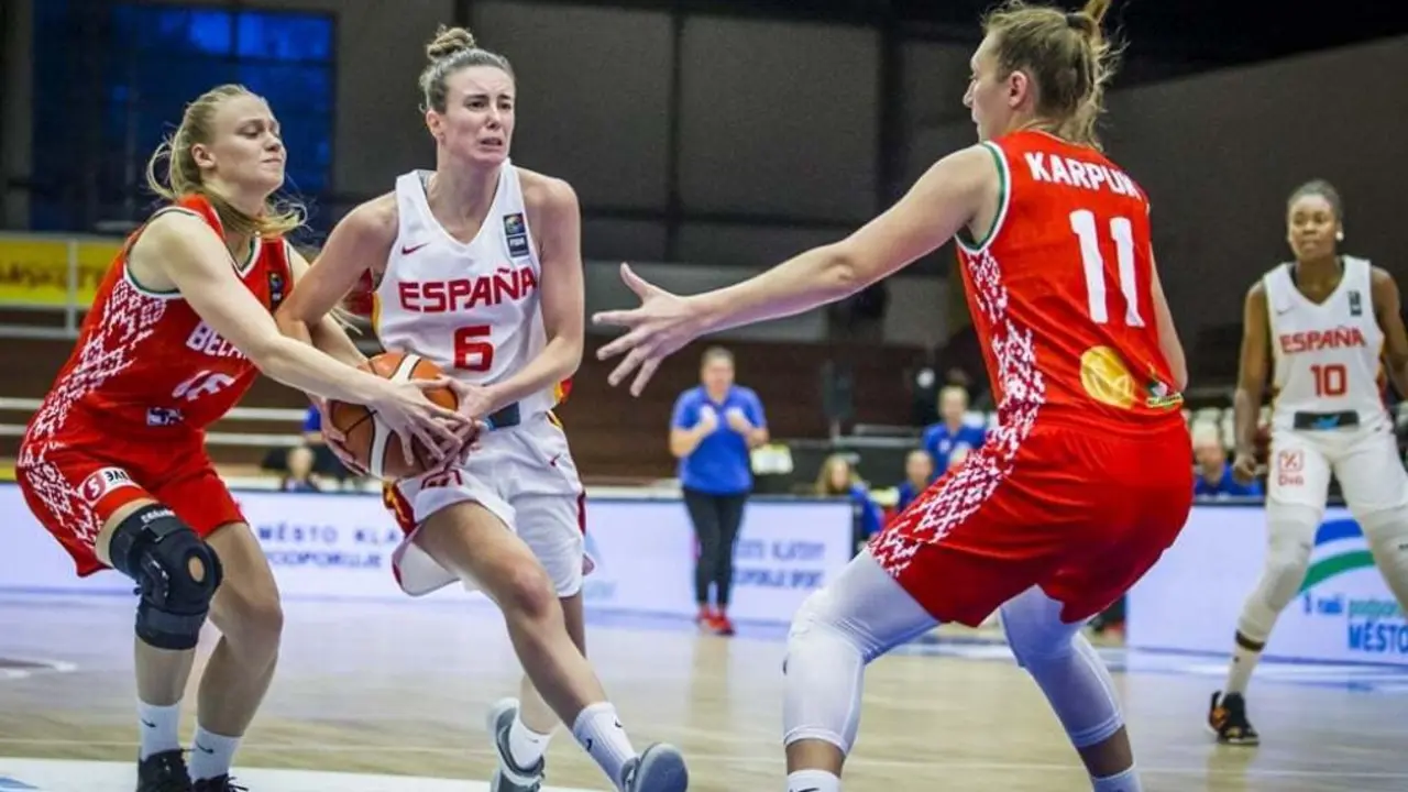 Aina Ayuso mantiene con fuerza el bal&oacute;n ante el intento de robo de Petushkova. Foto: FIBA