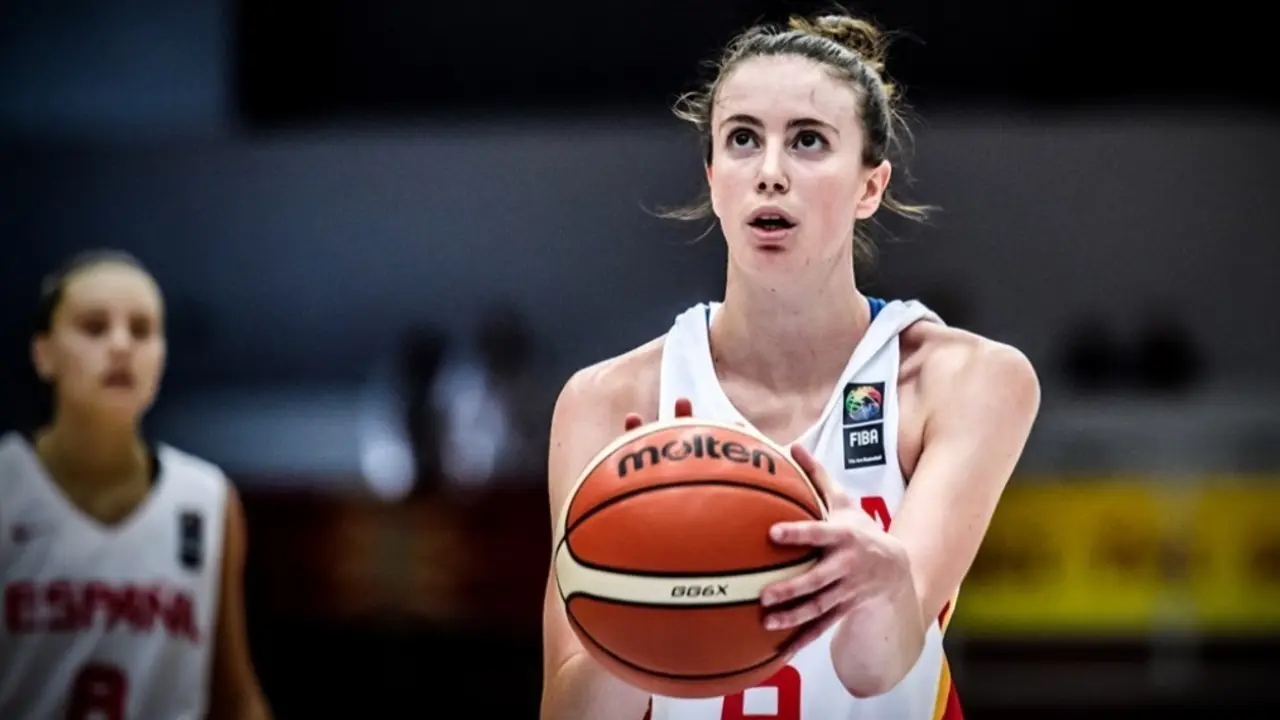Aina Ayuso se dispone a lanzar un tiro libre. Foto: FIBA
