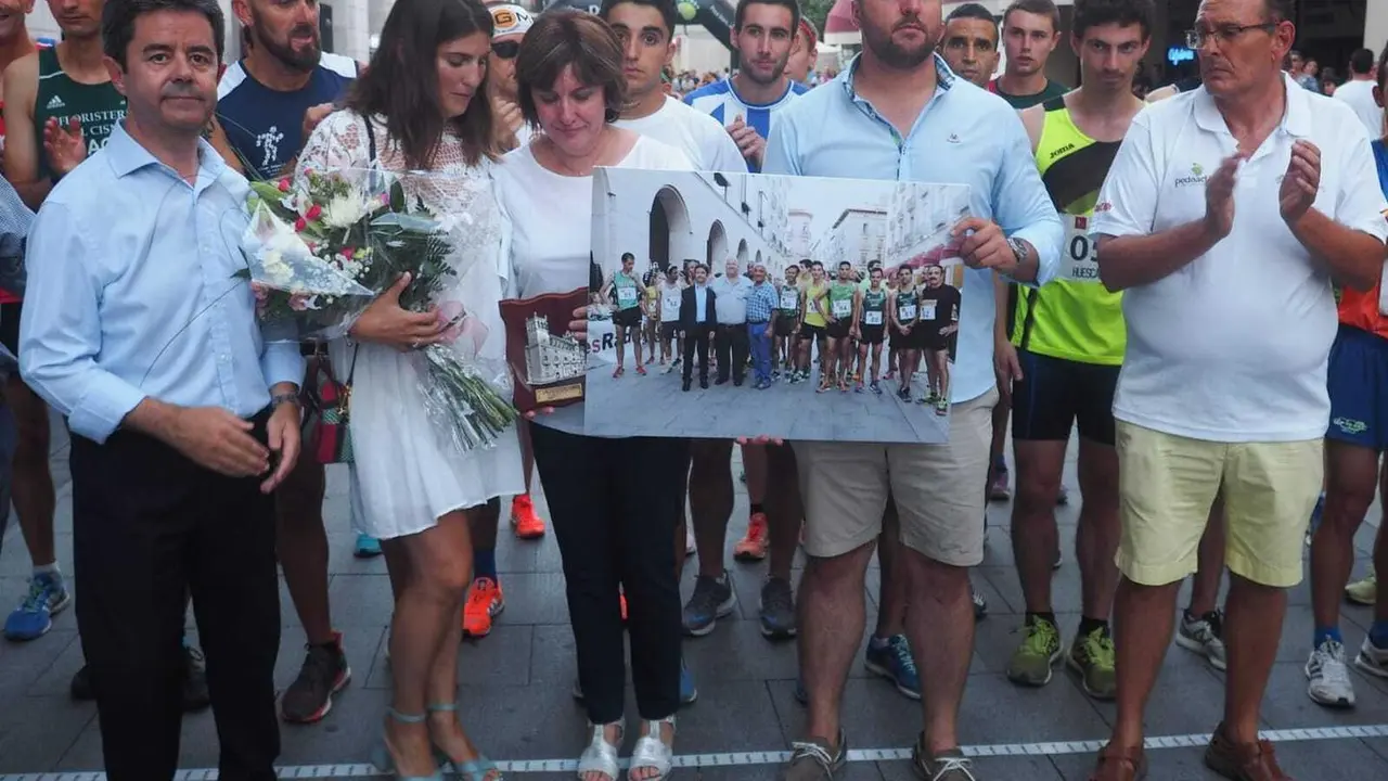 La familia de Antonio Guti&eacute;rrez ha recibido un c&aacute;lido homenaje en la carrera pedestre de Huesca que lleva ya su nombre. Foto: C.Pascual