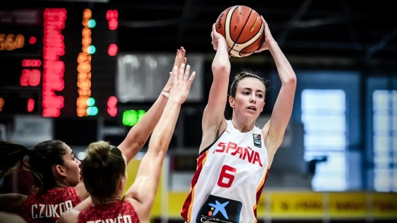 Aina Ayuso busca una l&iacute;nea de pase. Foto: FIBA