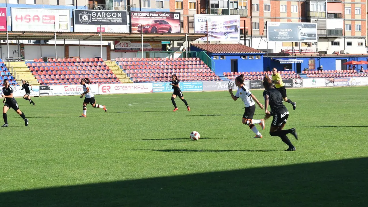Una jugadora del Valencia CF encara la porter&iacute;a defendida por el Real Zaragoza | Foto: I. Traver