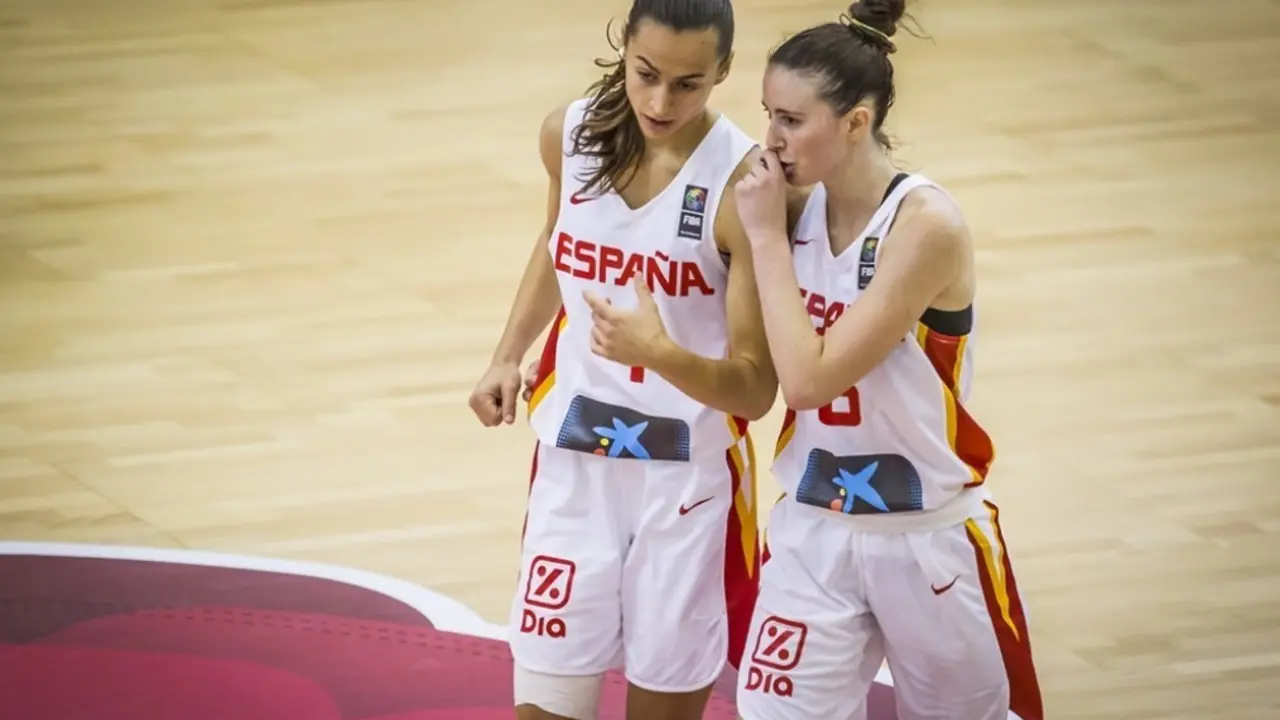 Aina Ayuso celebra una acci&oacute;n junto a su compa&ntilde;era Alba Prieto. Foto: FIBA
