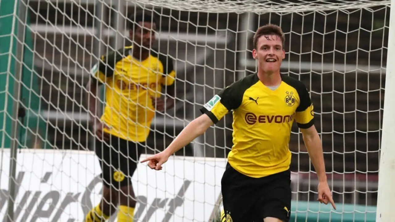 Sergio G&oacute;mez con la camiseta del Borussia Dortmund alem&aacute;n.