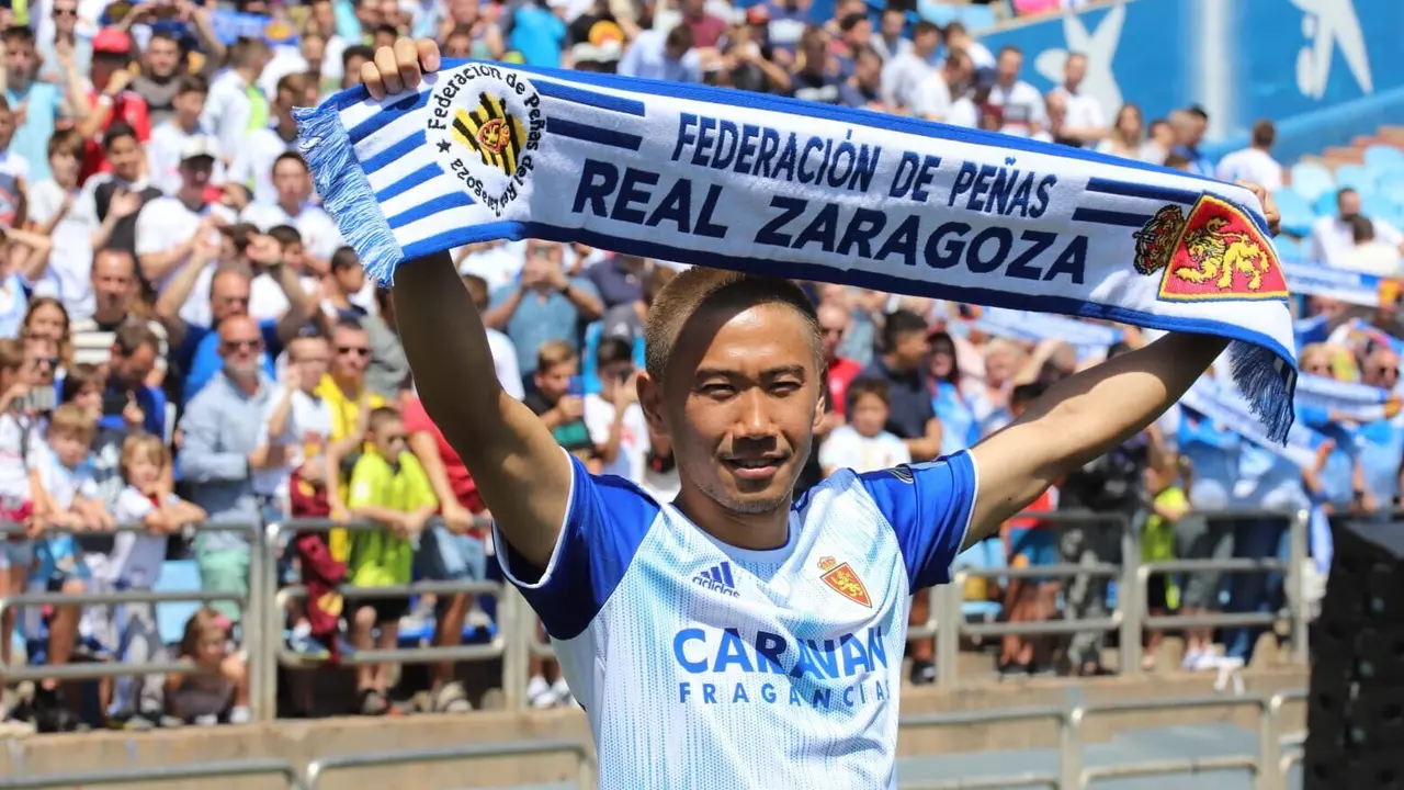 Kagawa en su presentaci&oacute;n como nuevo jugador del Real Zaragoza | Foto: @FPRealZaragoza
