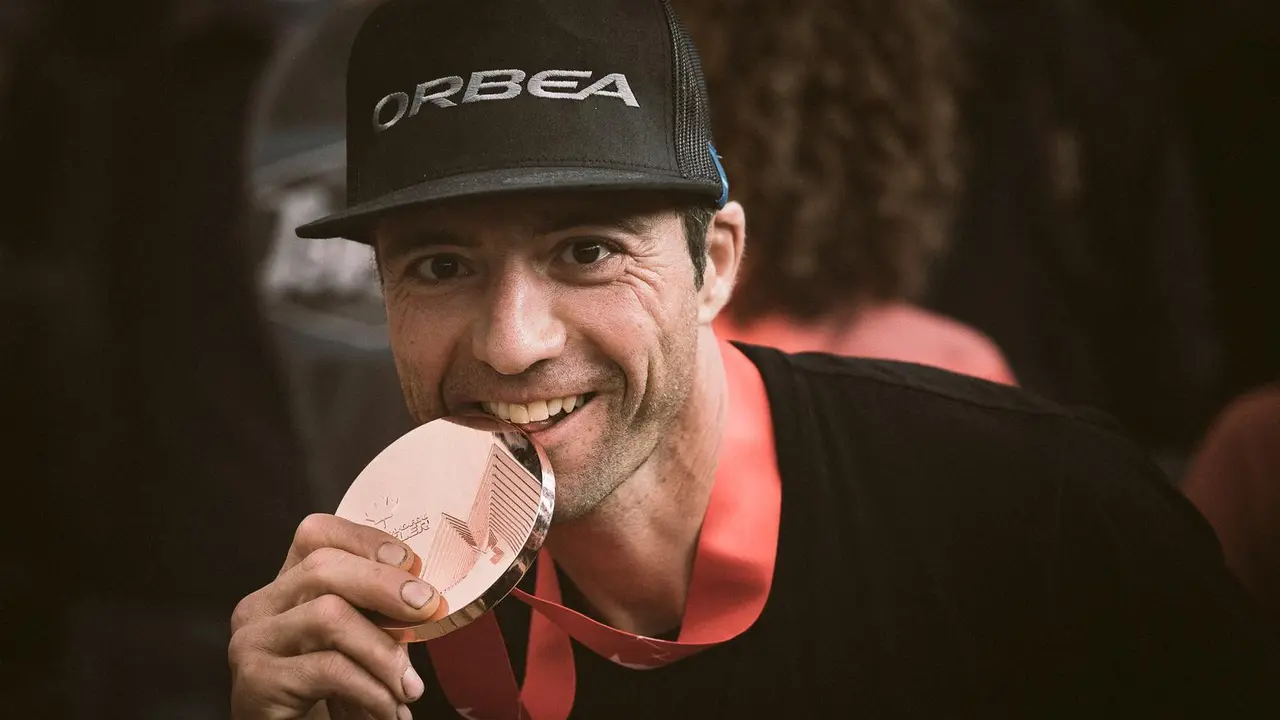 C&eacute;sar Gair&iacute;n prueba el metal tras subir al caj&oacute;n en las EWS de Whistler. Foto: Kike Abelleira