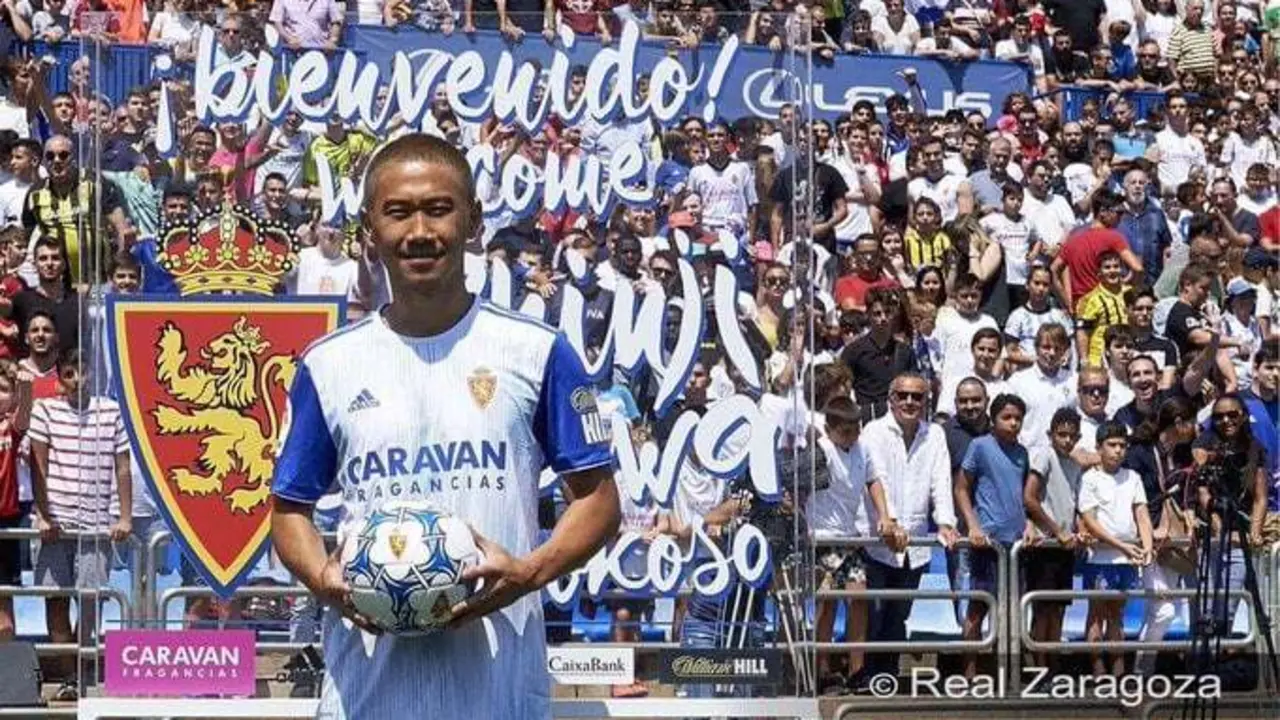 Shinji Kagawa present&aacute;ndose ante su nueva afici&oacute;n en La Romareda. Foto: Real Zaragoza