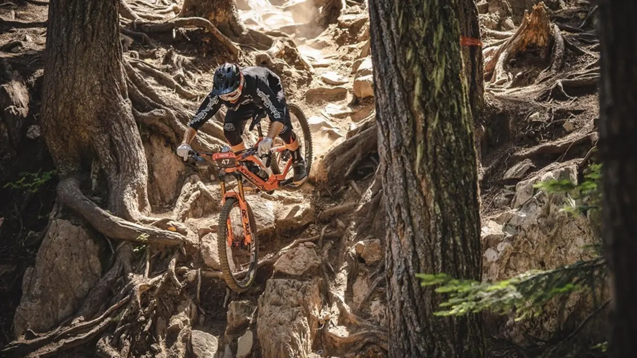 Complicado paso de Gabi Torralba con su Orbea en la EWS celebrada en Whistler, previa a la prueba en California. Foto: Kike Abelleira
