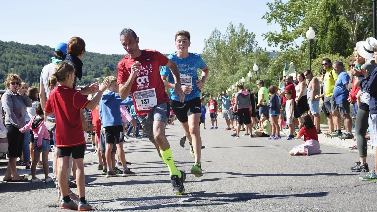 Corredores en la subida a la Fuente El paco en la edici&oacute;n anterior con numeroso p&uacute;blico animando su paso. Foto: Turismo Villan&uacute;a