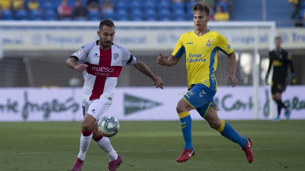 Ferreiro busca dominar el esf&eacute;rico en el partido de ida contra Las Palmas. | Foto: LFP