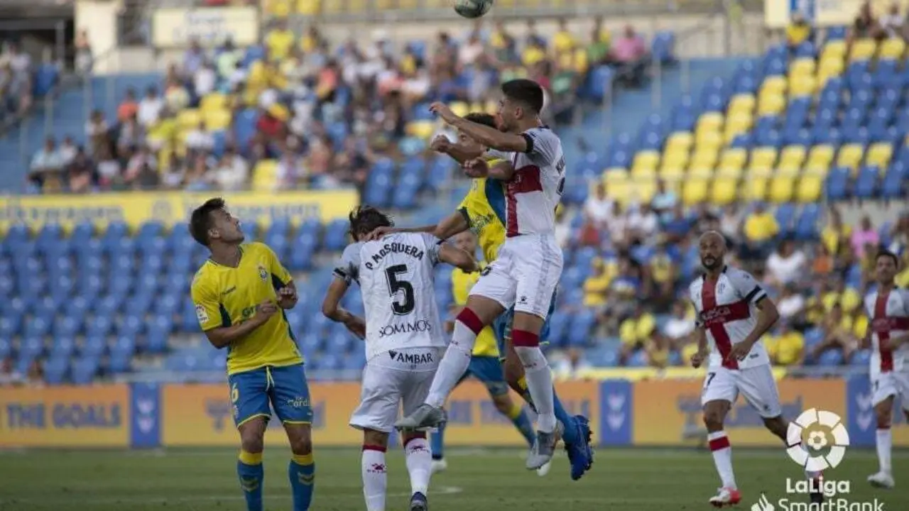 Mosquera, en una jugada de esta tarde en el partido UD Las Palmas - SD Huesca. Foto: LFP