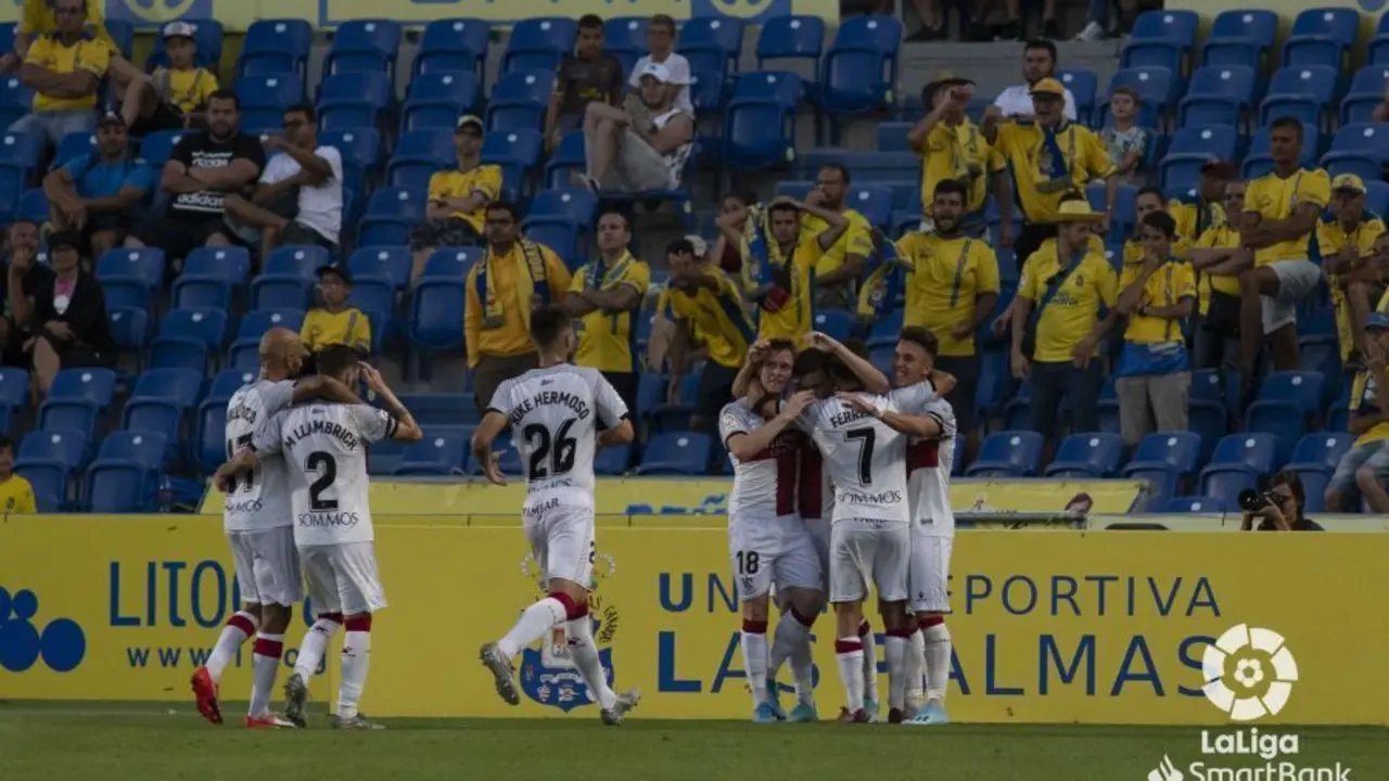 Los jugadores del Huesca celebran el gol de Gallar que dio la victoria al Huesca contra  Las Palmas. Foto: LFP