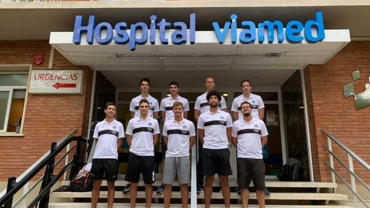 La plantilla junto al Hospital Viamed Santiago. Foto: Levitec Huesca
