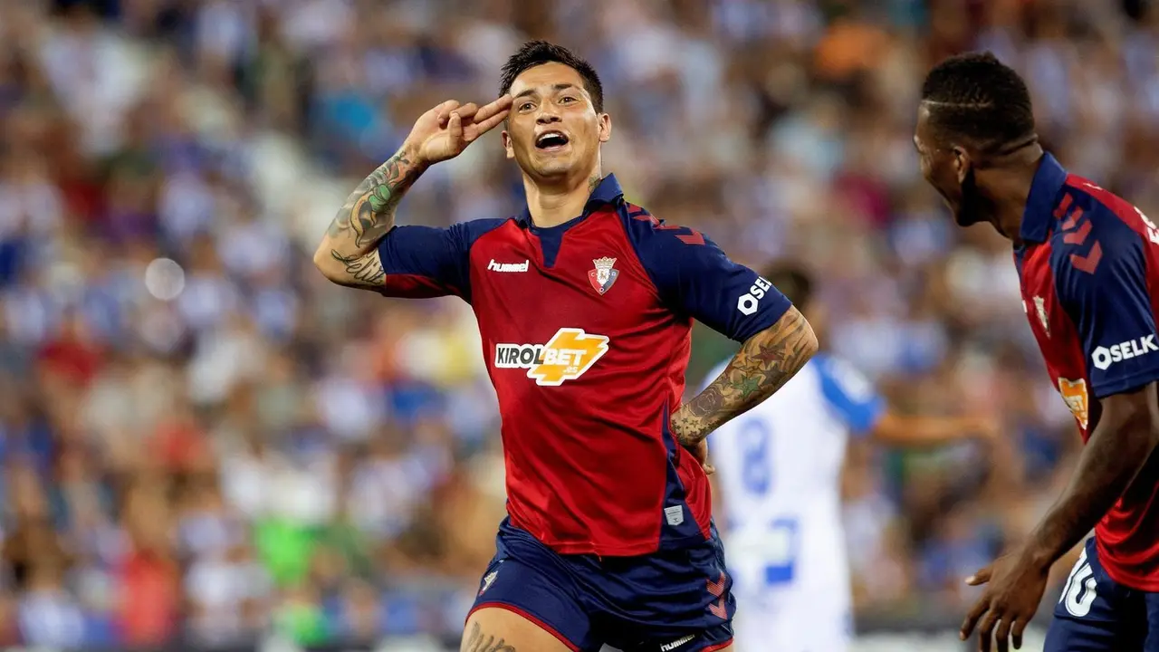 El delantero argentino del Club Atl&eacute;tico Osasuna Ezequiel Chimy &Aacute;vila celebra su gol. | Foto: EFE/Rodrigo Jim&eacute;nez
