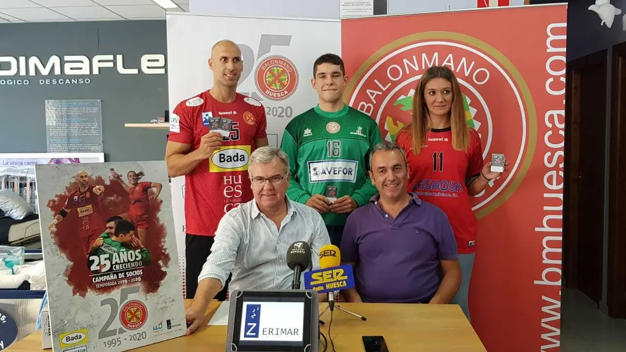 De pie los capitanes de los tres equipos del BM Huesca, y sentados los directivos Fernando Udina y Daniel Ram&iacute;rez , en la presentaci&oacute;n de la campa&ntilde;a de socios en Colchoner&iacute;a Zerimar. Foto: BM Huesca