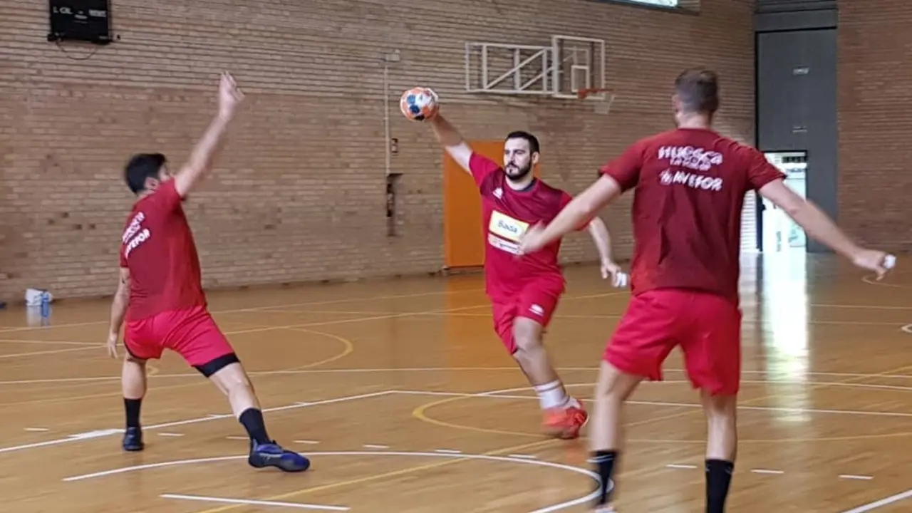 A la izquierda de la imagen Joao Pinto en un entrenamiento de esta semana del Bada Huesca que este viernes se desplaza a Santander. Foto: BM Huesca