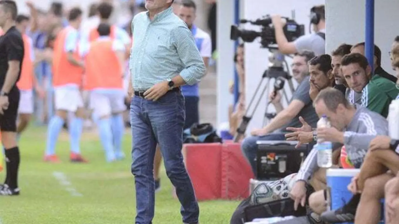 V&iacute;ctor da indicaciones desde el banquillo. Foto: Real Zaragoza