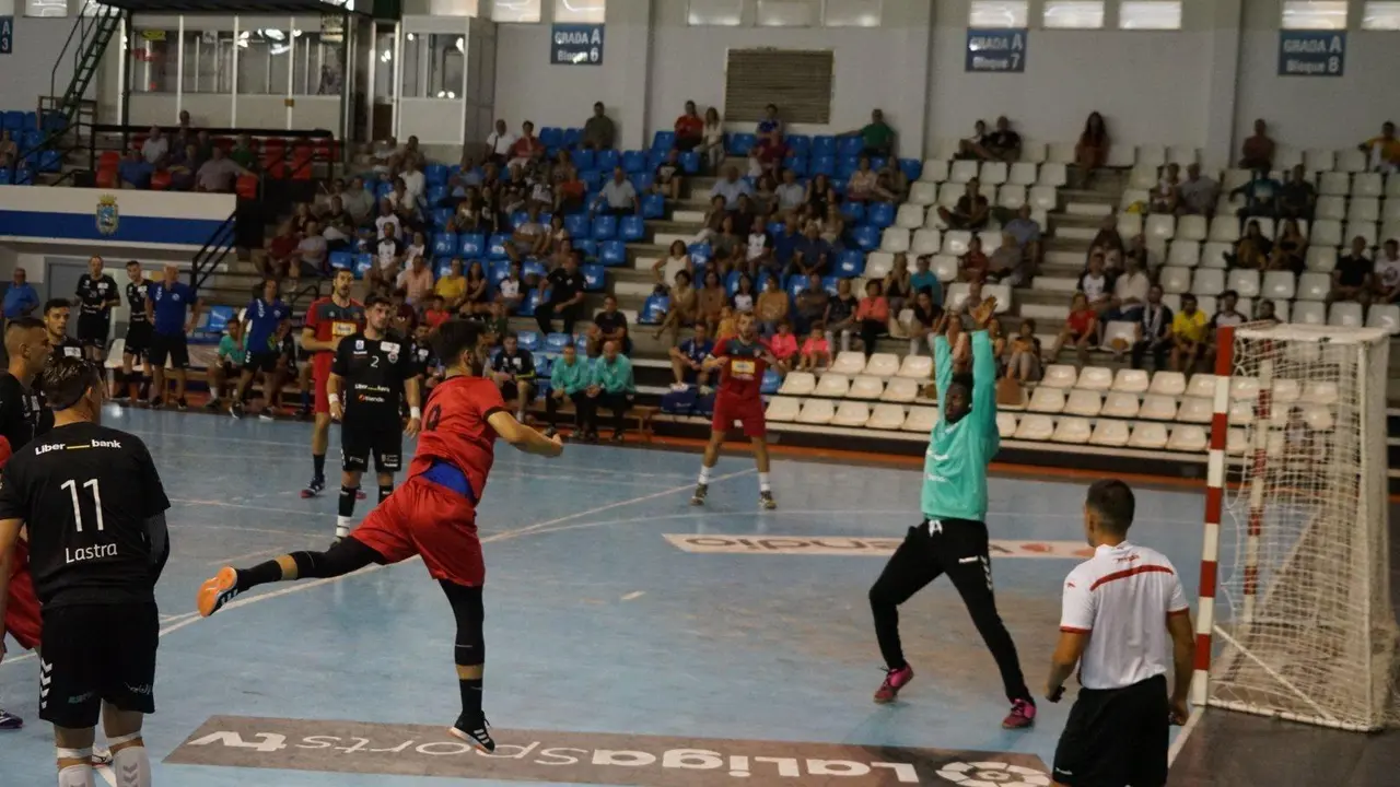 Camas lanza a porter&iacute;a en el amistoso entre el Liberbank Cantabria - Bada Huesca del torneo Goberno de Cantabria. Foto: BM Huesca
El nombre de archivo no es v&aacute;lido.

[Aceptar]