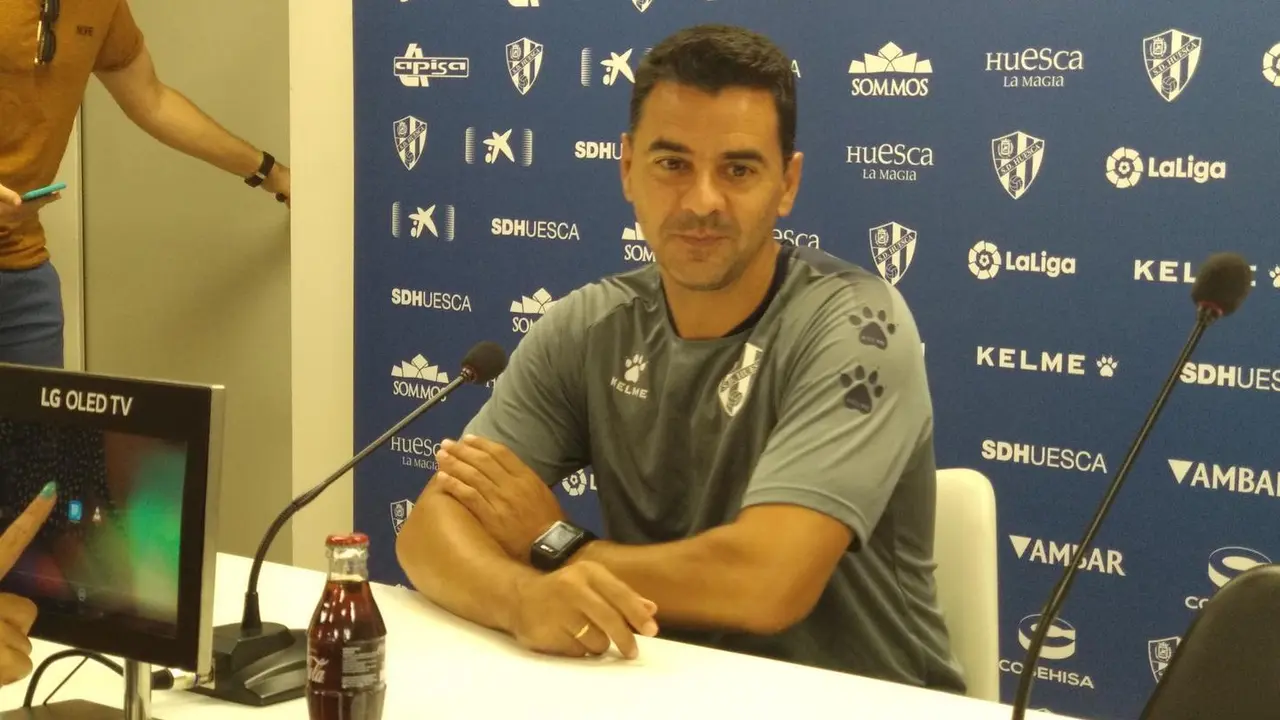 M&iacute;chel, en la rueda de prensa previa al partido contra el D&eacute;por en El Alcoraz. Foto: Sportaragon