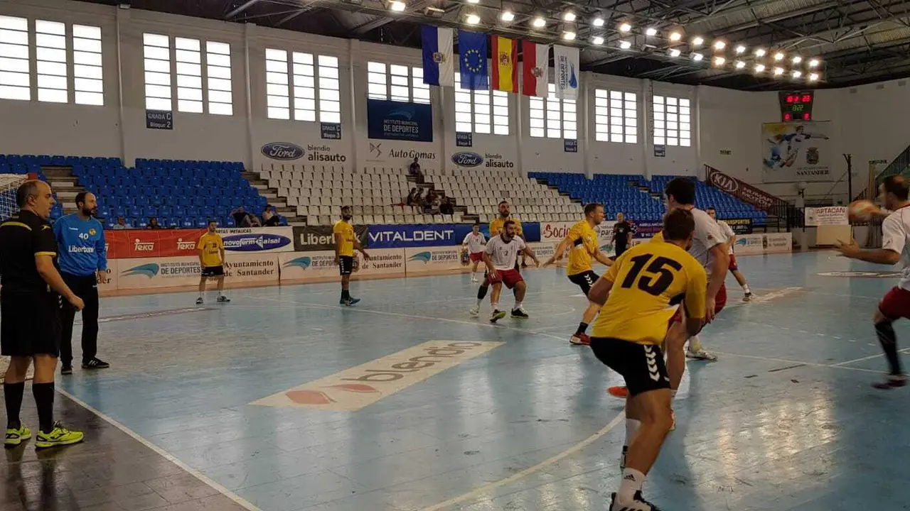 El Bada Huesca en un ataque contra Cuenca en el  amistoso del torneo Gobierno de Cantabria. Foto: BM Huesca