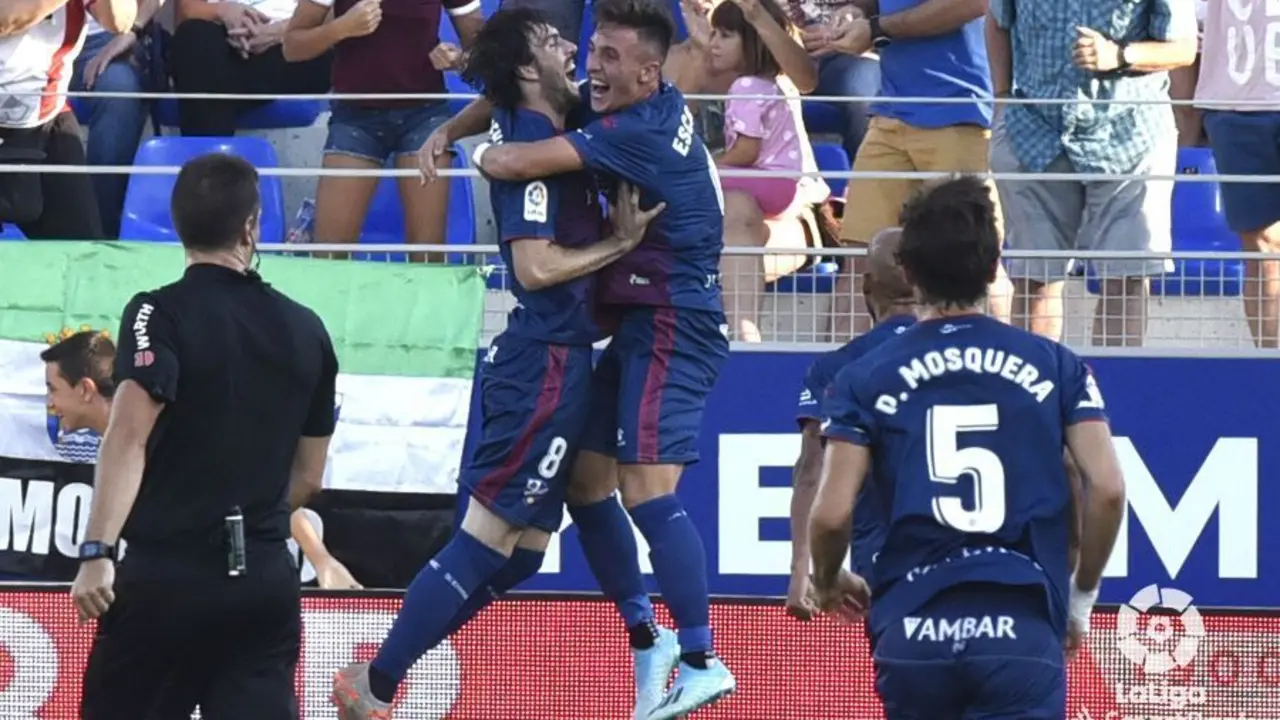 Los jugadores del Huesca celebran el gol de Eugeni contra el D&eacute;por. Foto: LFP