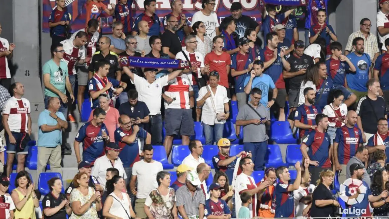 La afici&oacute;n del Huesca en El Alcoraz firma los tres primeros puntos de la temporada 2022/23 | Foto: LaLiga