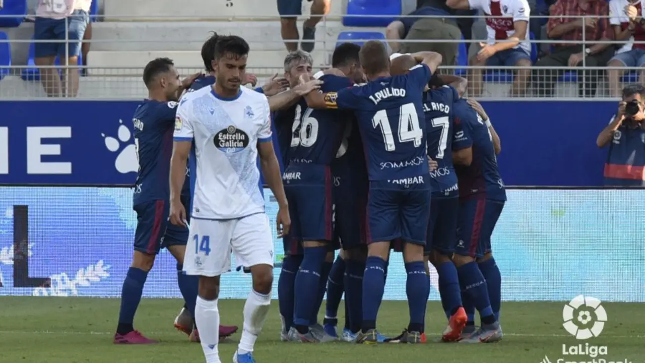 Los jugadores del Huesca celebran uno de los goles contra el D&eacute;por. Foto: LFP