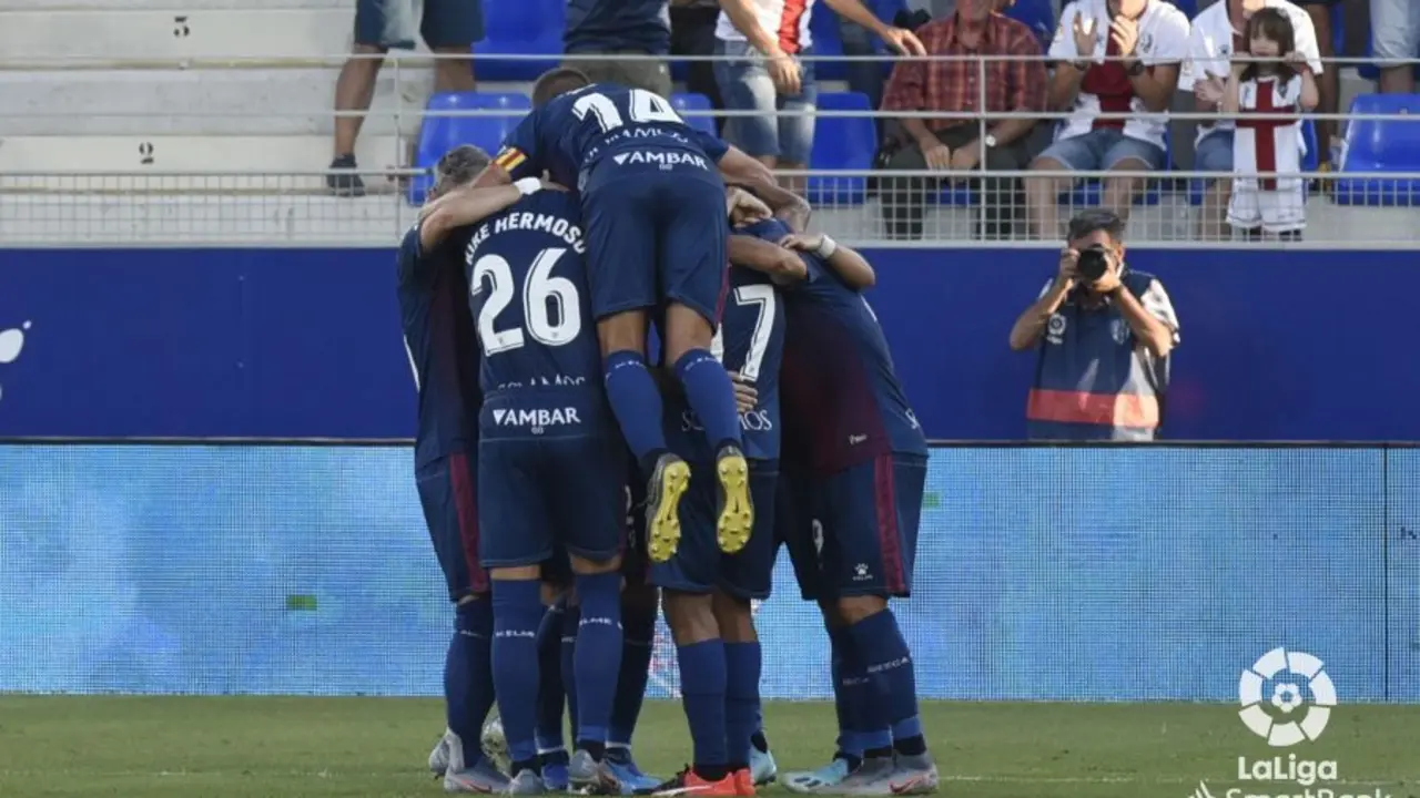 La SD Huesca celebra un gol frente al Deportivo de la Coru&ntilde;a. | Foto: LaLiga