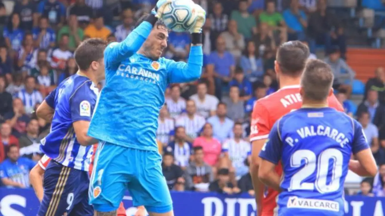 Cristian Alvarez, detiene un bal&oacute;n. Foto: Real Zaragoza