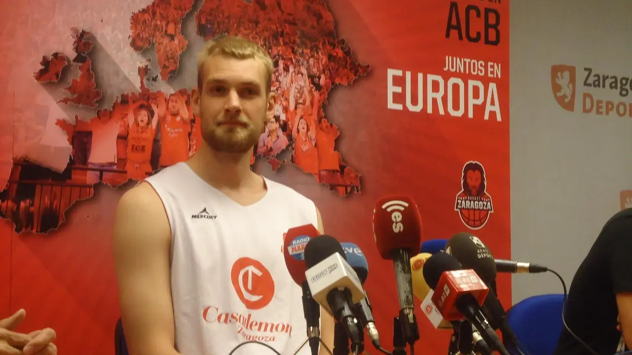 Hlinasson, esta ma&ntilde;ana en su presentaci&oacute;n. Foto: SPORTARAGON