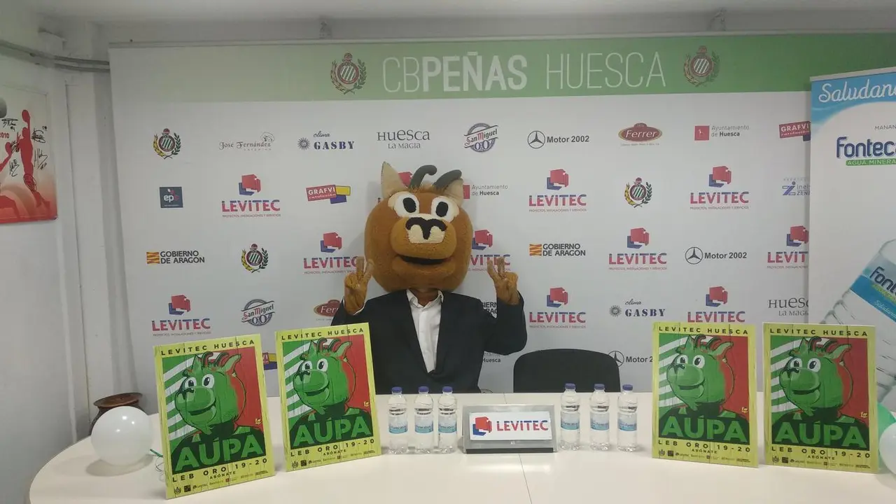 Sarry, mascota del CB Pe&ntilde;as, antes de la comparecencia de Lorenzo Mairal. Foto: Sportaragon