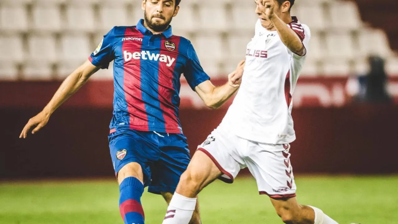 Sanjin Prcic y Aleix Febas luchando por un bal&oacute;n | Foto: Levante UD