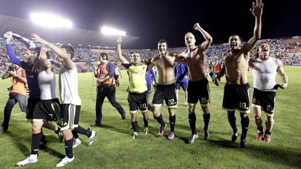 El Real Zaragoza celebrando la salvaci&oacute;n. | Foto: EFE