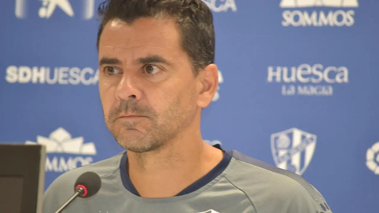 M&iacute;chel, entrenador del Huesca, en sala de prensa | Foto: Sportaragon.com