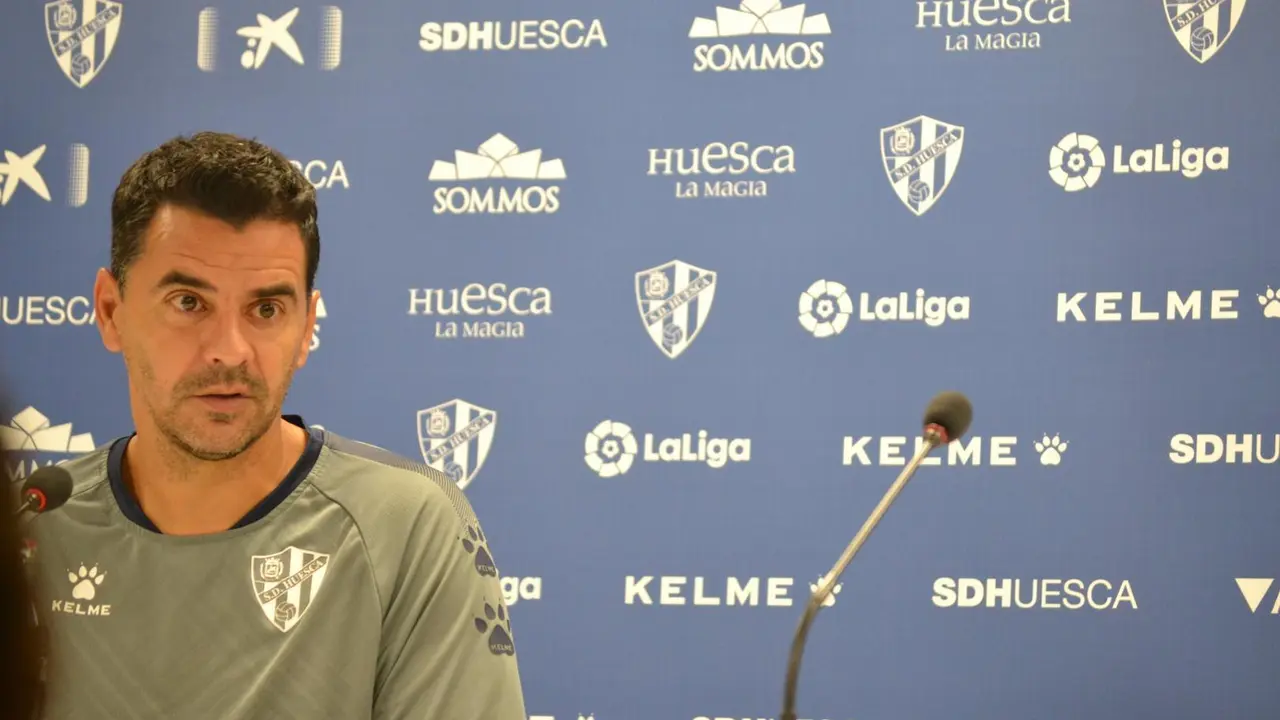 M&iacute;chel, entrenador del Huesca, en una rueda de prensa en El Alcoraz donde hoy ha hablado del equipo y del partido contra el Extremadura. Foto: Sportaragon.com