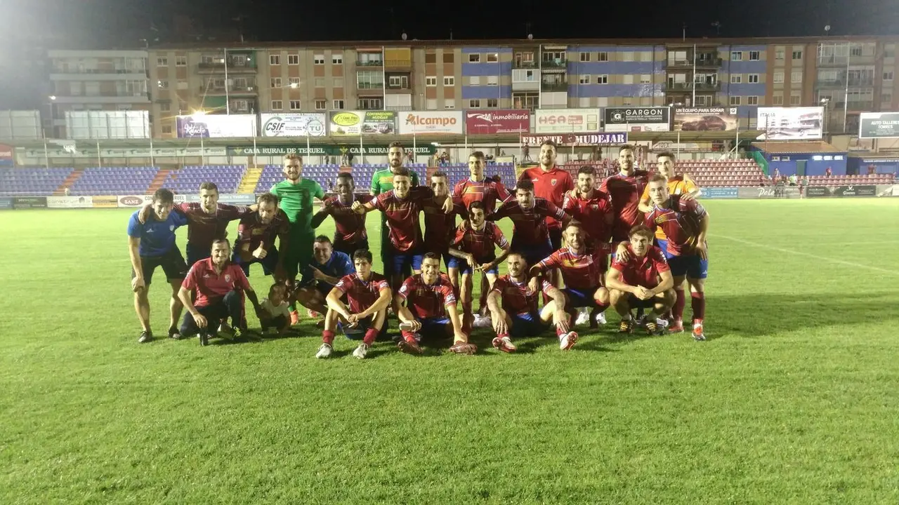 Los jugadores del CD Teruel posan tras lograr el t&iacute;tulo de la Copa Federaci&oacute;n | Foto: Isabel Traver