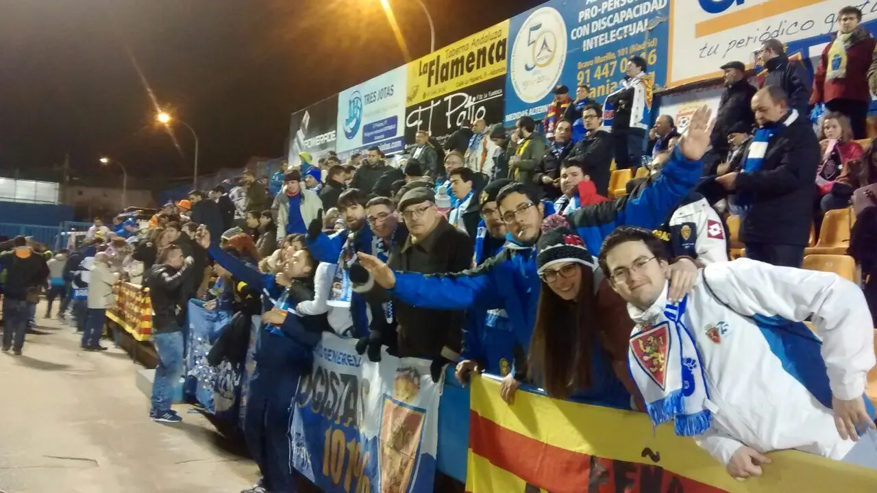 Afici&oacute;n zaragocista en un desplazamiento. FOTO: FPRZ