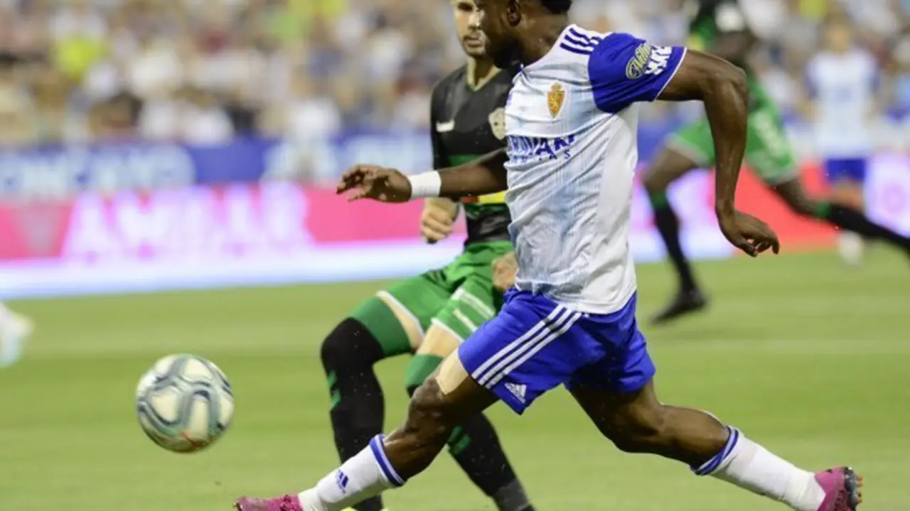 James Igbekeme equlibr&oacute; al Real Zaragoza en la segunda mitad ante el Numancia | Foto: LaLIga