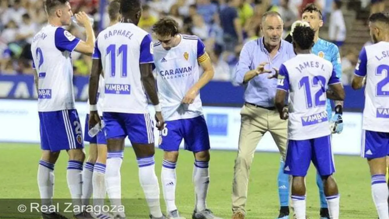 V&iacute;ctor aprovecha una pausa por el calor, para dar indicaciones a sus jugadores ante el Elche en la primera vuelta. Foto: Real Zaragoza