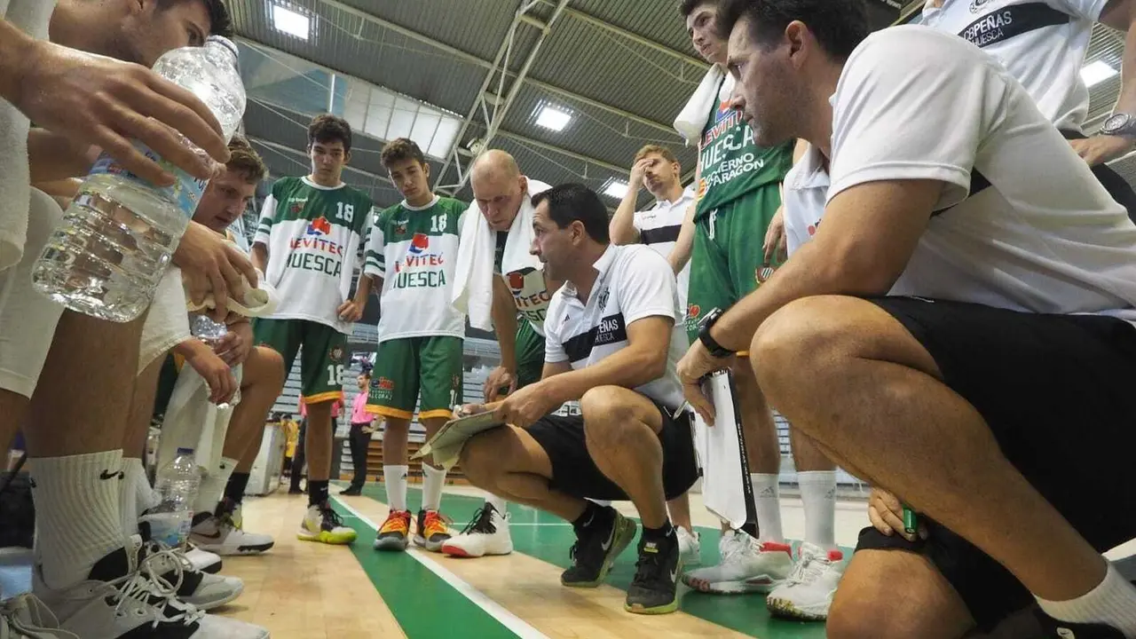 Arenas, en un tiempo muerto del Levitec Huesca contra el CB Pardinyes. Foto: C.Pascual