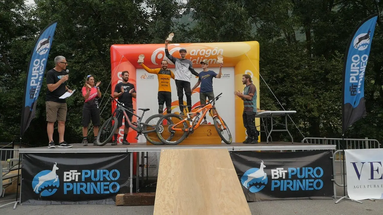Podio de la carrera Reino del Aneto en Puro Pirineos donde se impuso Gabi Torralba. Foto: Reino del Aneto