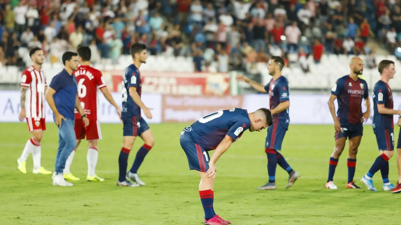 Los jugadores tras el pitido final. | Foto: SD Huesca