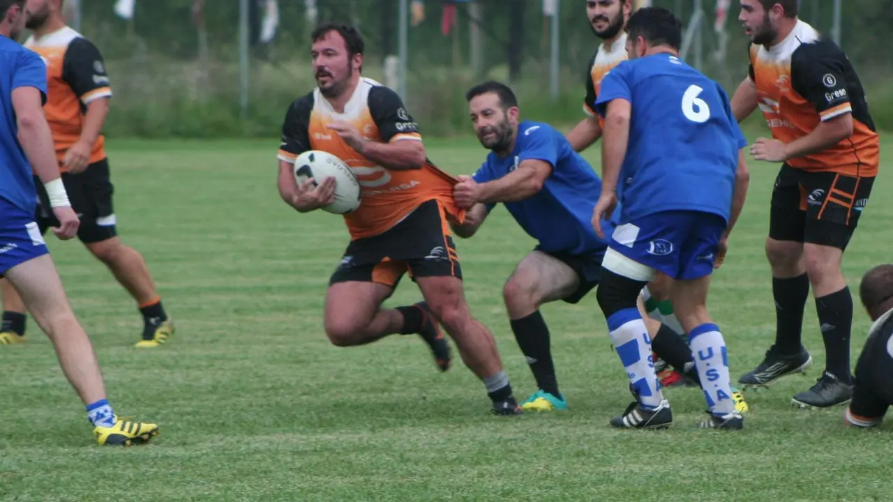Una jugada del partido entre el Quebrantahuesos y el equipo de Bedous con el que se abri&oacute; el campo de rugby de Monz&oacute;n. Foto: QRM